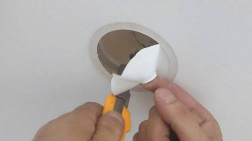 Закладная под светильник для натяжного потолка своими руками. Можно ли сделать отверстие в натяжном потолке после установки