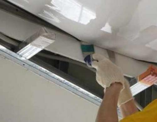 Как заправить натяжной потолок. Монтаж натяжного потолка