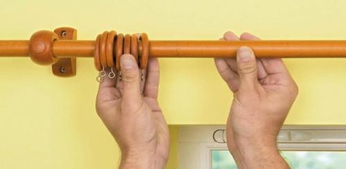 Как правильно вешать карнизы для штор относительно окна. На какой высоте от потолка правильно вешать карниз для штор 14