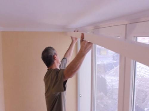 Как правильно вешать карнизы для штор относительно окна. На какой высоте от потолка правильно вешать карниз для штор 08