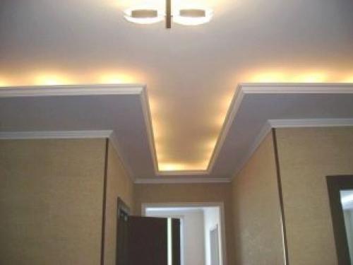 Как клеить багеты на натяжной потолок правильно.. Виды плинтусов 13