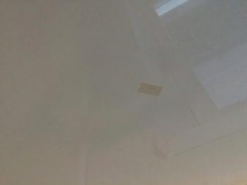 Как клеить багеты на натяжной потолок правильно.. Виды плинтусов 18