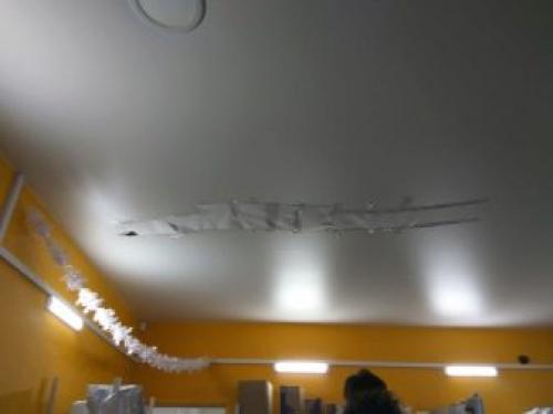 Как клеить багеты на натяжной потолок правильно.. Виды плинтусов 19