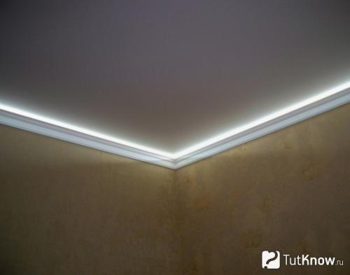 Как клеить багеты на натяжной потолок правильно.. Виды плинтусов 24