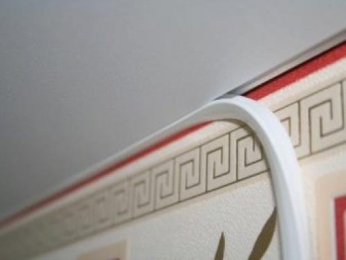 Как клеить багеты на натяжной потолок правильно.. Виды плинтусов 01