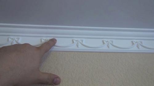 Как клеить багеты на натяжной потолок правильно.. Виды плинтусов 02