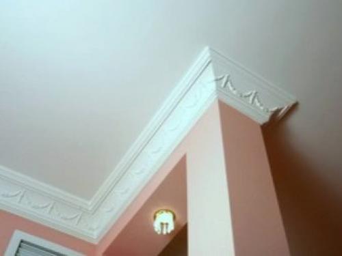 Как клеить багеты на натяжной потолок правильно.. Виды плинтусов 04