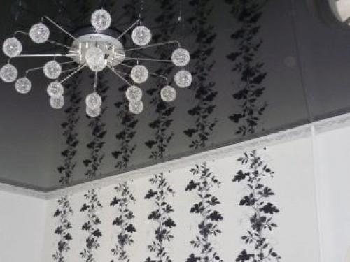 Как клеить багеты на натяжной потолок правильно.. Виды плинтусов 05