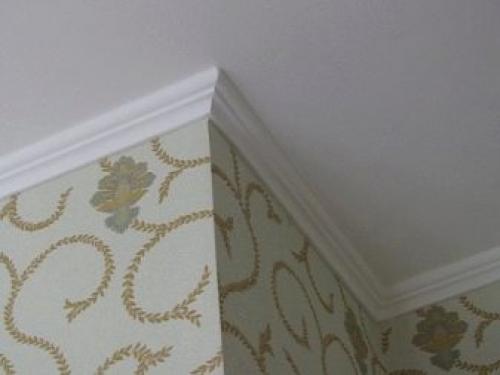 Как клеить багеты на натяжной потолок правильно.. Виды плинтусов 03