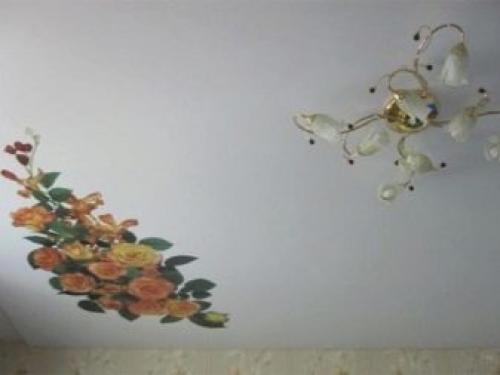 Как клеить багеты на натяжной потолок правильно.. Виды плинтусов 20