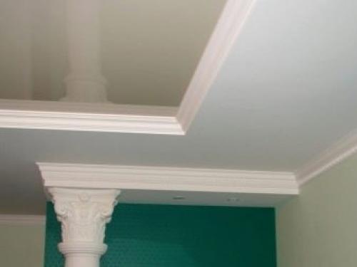 Как клеить багеты на натяжной потолок правильно.. Виды плинтусов 08