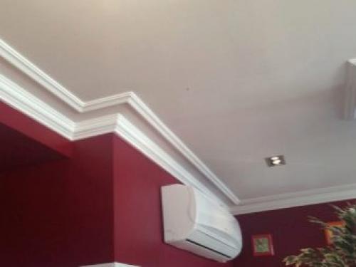 Как клеить багеты на натяжной потолок правильно.. Виды плинтусов 14