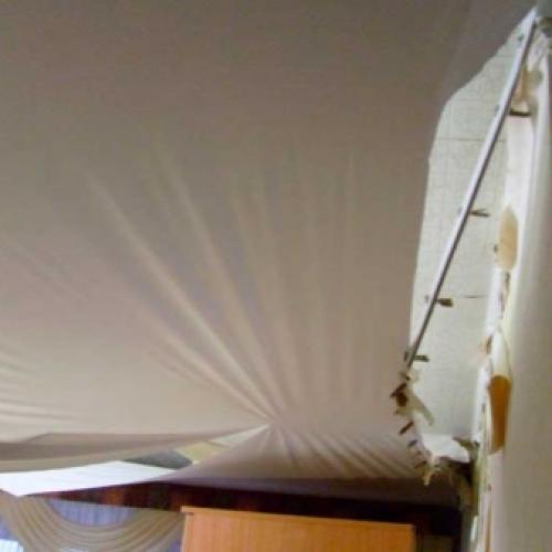 Как клеить багеты на натяжной потолок правильно.. Виды плинтусов 22