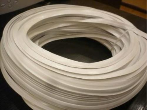 Как клеить багеты на натяжной потолок правильно.. Виды плинтусов 11