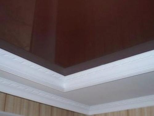 Как клеить багеты на натяжной потолок правильно.. Виды плинтусов 10