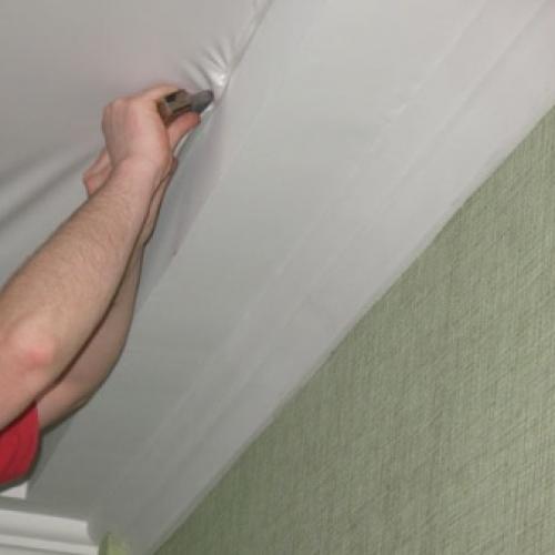 Как клеить багеты на натяжной потолок правильно.. Виды плинтусов 23