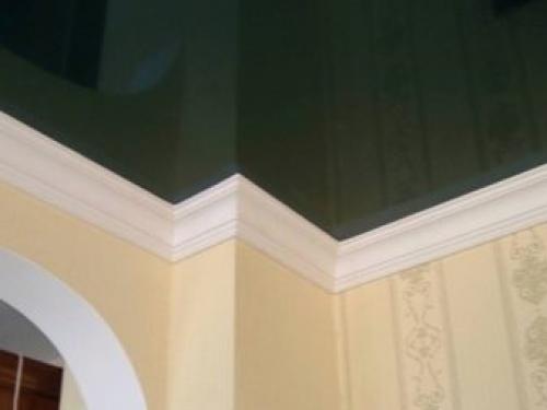 Как клеить багеты на натяжной потолок правильно.. Виды плинтусов 07