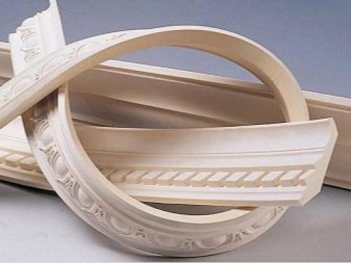 Как клеить багеты на натяжной потолок правильно.. Виды плинтусов 12