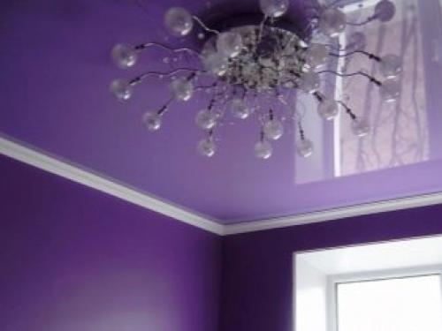 Как клеить багеты на натяжной потолок правильно.. Виды плинтусов 06