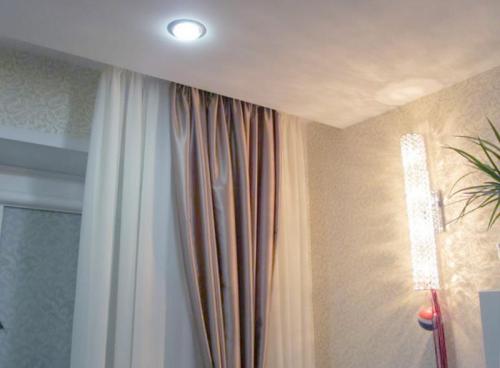 Декоративный карниз для натяжного потолка. Карниз для штор под натяжной потолок: советы по выбору и монтажу