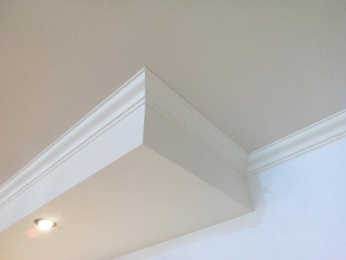 Как приклеить потолочный плинтус к нише натяжного потолка. Способы стыковки и клейки потолочного плинтуса для натяжных потолков