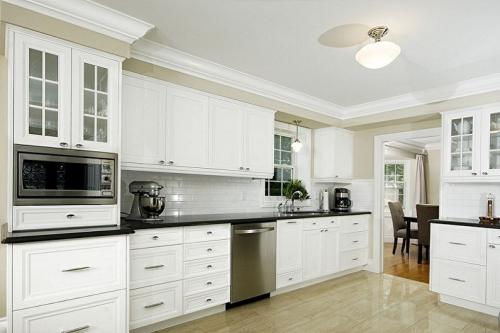 Гибкий плинтус для натяжного потолка. Виды плинтусов для натяжных потолков 09 Гибкий плинтус для натяжного потолка. Виды плинтусов для натяжных потолков 09