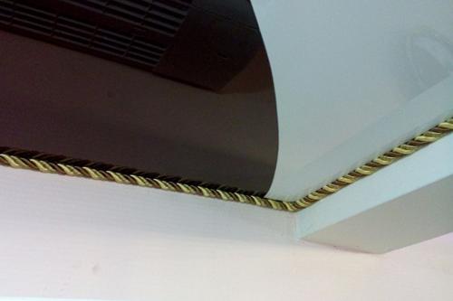 Гибкий плинтус для натяжного потолка. Виды плинтусов для натяжных потолков 13 Гибкий плинтус для натяжного потолка. Виды плинтусов для натяжных потолков 13