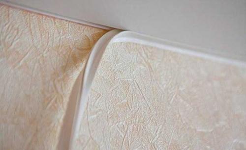 Какой стороной крепить багет для натяжных потолков. Потолочный багет для гарпунного крепления натяжного потолка 16