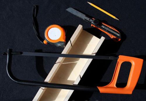 Как клеить багеты на натяжной потолок. Особенности процесса установки 01