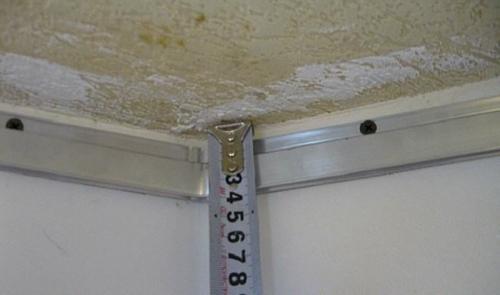 На каком расстоянии от потолка крепить багет. Минимальная высота потолка в зависимости от крепления багета