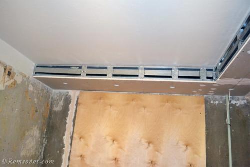 Как правильно крепить багет для натяжных потолков. Чем крепить багеты на потолок? 13