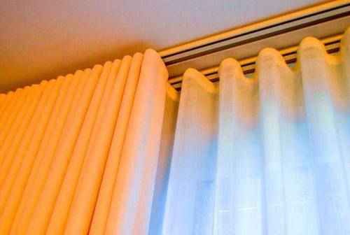 Как крепить однорядный потолочный карниз к бетонному потолку. Монтаж потолочного карниза к бетонному перекрытию