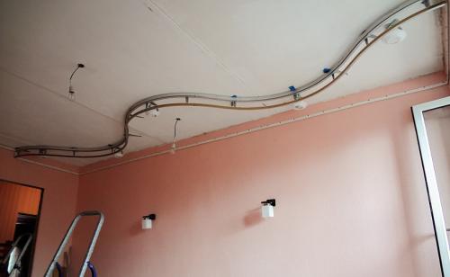 Какой стороной крепить багет для натяжного потолка к стене. Основные разновидности багетных профилей для каркаса натяжного потолка