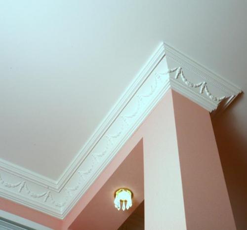 Потолок без молдинга. Плинтусы