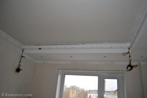 Как крепить багет для натяжного потолка. Как закрепить багет для натяжного потолка?