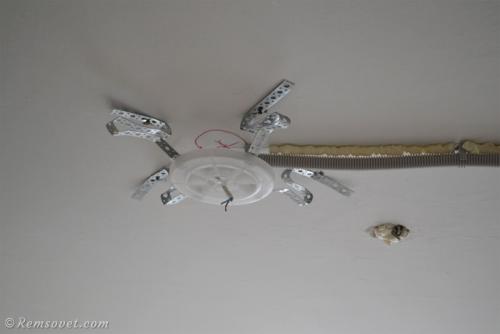 Советы по креплению багета для натяжных потолков. Потолочный багет для гарпунного крепления натяжного потолка 15