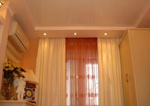 Монтаж скрытого карниза в натяжном потолке. Плюсы и минусы натяжного потолка с нишей для штор 04 Монтаж скрытого карниза в натяжном потолке. Плюсы и минусы натяжного потолка с нишей для штор 04