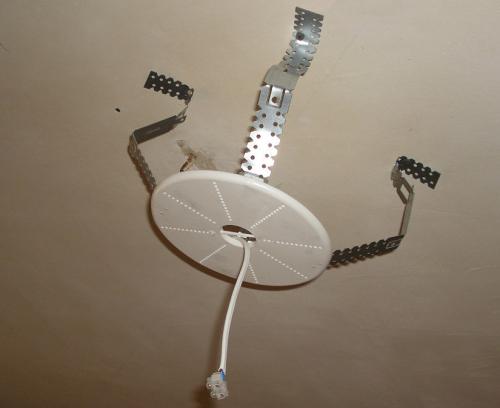 Как прикрепить светильник к натяжному потолку. Конструкция закладных