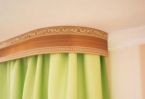Как крепить одинарный потолочный карниз. Варианты изготовления