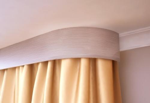 Как крепить одинарный потолочный карниз. Варианты изготовления