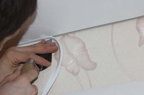 Как клеить потолочный плинтус к натяжному потолку. Установка плинтуса для натяжного потолка 04
