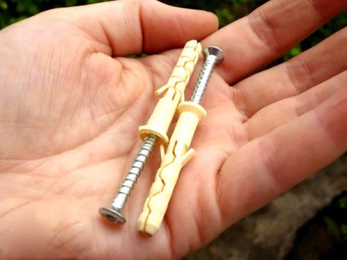 Карниз вываливается из стены. Устройство настенного крепежа