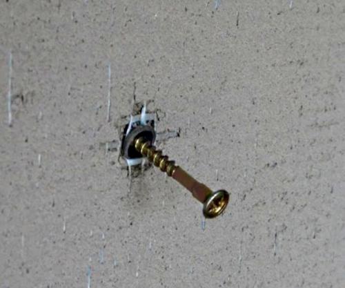 Карниз вываливается из стены. Устройство настенного крепежа