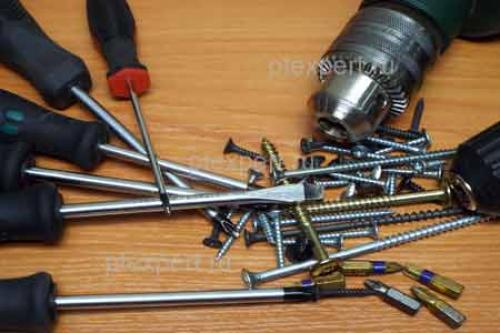 Как закрутить саморез отверткой. Как закрутить саморез в дерево.