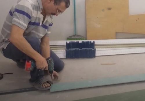 Ниша для штор в натяжном потолке: как приклеить плинтус. Как скрыть карниз за потолочным плинтусом