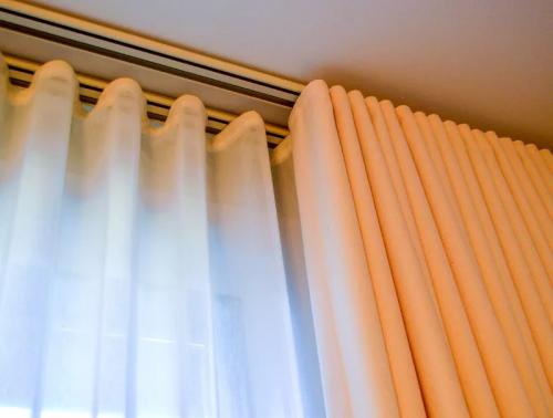 Как выбрать гардины для штор под натяжной потолок. Гардины для штор: советы по выбору под натяжной потолок
