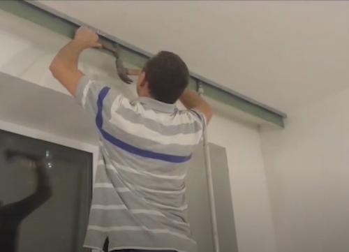 Ниша для штор в натяжном потолке: как приклеить плинтус. Как скрыть карниз за потолочным плинтусом