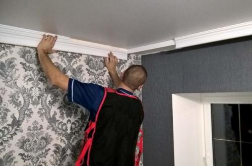 Ниша для штор в натяжном потолке: как приклеить плинтус. Как скрыть карниз за потолочным плинтусом