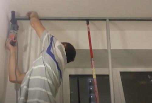 Ниша для штор в натяжном потолке: как приклеить плинтус. Как скрыть карниз за потолочным плинтусом