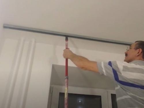 Ниша для штор в натяжном потолке: как приклеить плинтус. Как скрыть карниз за потолочным плинтусом